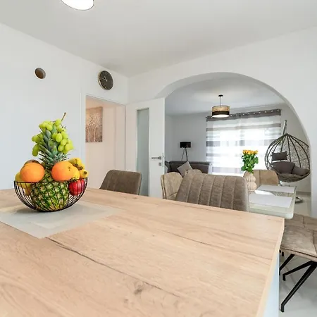 Amazing Home In Benkovac *